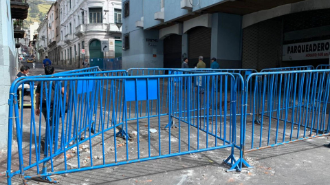 Ciudadanos limpian las calles y retiran escombros de las calles Del Centro Histórico de Quito.