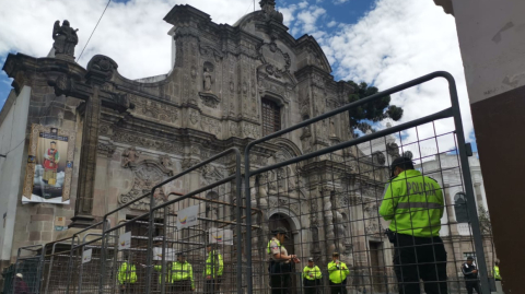 La iglesia de La Compañía, con fuerte resguardo policial.