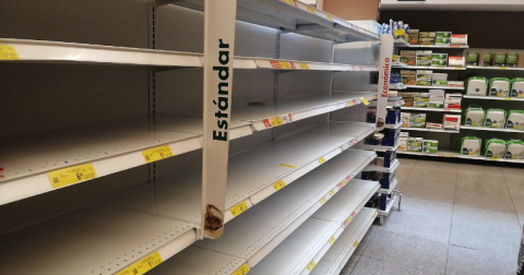 Perchas vacías en un supermercado de Ambato, Tungurahua. En esta provincia la producción agrícola es irregular. 