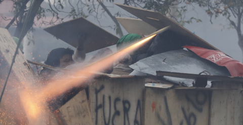 Manifestantes se enfrentan a la policía en una nueva jornada de choques este domingo, en Quito (Ecuador).