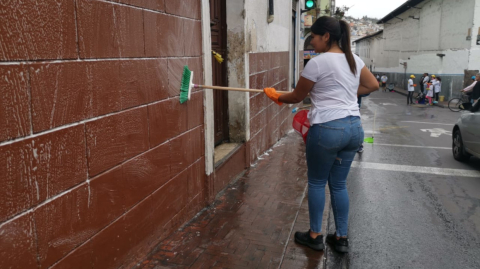 Los quiteños en una minga de limpieza del Centro Histórico de Quito.