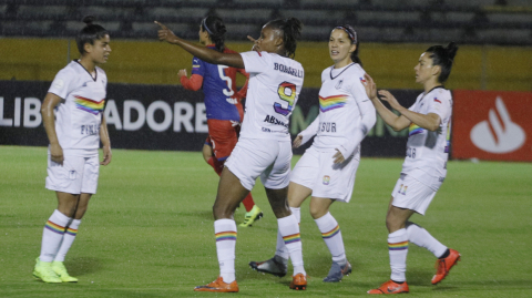 Celebración de las jugadoras del equipo Bohemio en el Olímpico Atahualpa.