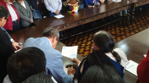 José Agusto, secretario de la Presidencia, recibió la propuesta económica del Parlamento Popular, el 31 de octubre de 2019.