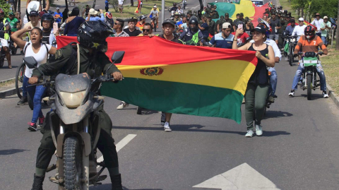 Varias unidades de policía de Bolivia han sido tomadas por los uniformados.