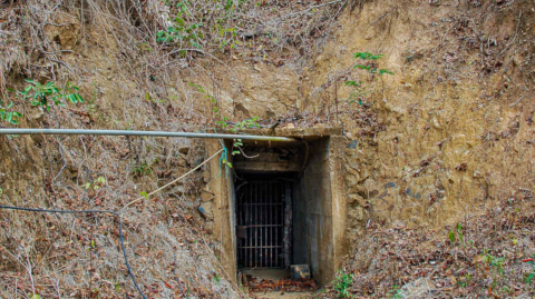 Vista externa del ingreso y de las precarias instalaciones de una mina ilegal en el cantón Camilo Ponce, en Azuay.