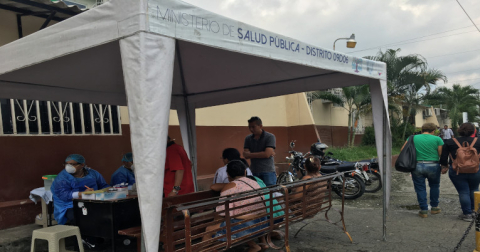 Médicos inspeccionan a pacientes son síntomas respiratorios en el subcentro de la Cdla. Martha de Roldós. 