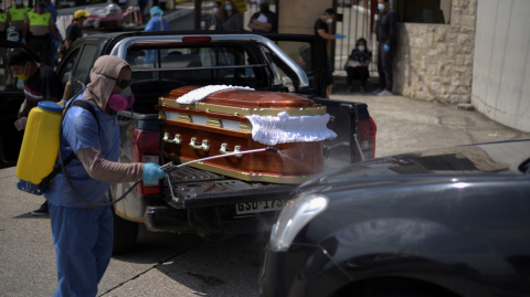 Uno de los empleados del cementerio realiza la desinfección de los ataúdes y vehículos que ingresan al lugar.