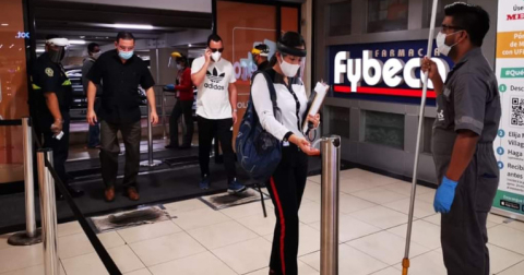 El ingreso a los centros comerciales se realiza con medidas de bioseguridad como la instalación de una alfombra de desinfección.  