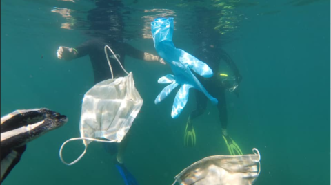 Guantes y mascarillas encontrados en el Mar Mediterráneo por el Colectivo Opération Mer Propre.