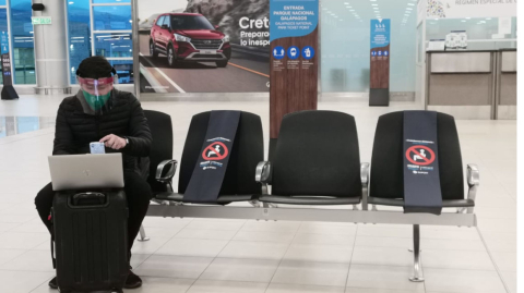 Una persona sentada en el aeropuerto de Quito, el 15 de junio de 2020.  