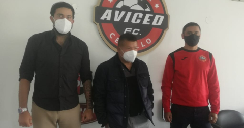 Jaime Iván Kaviedes, en su presentación como jugador del Aviced FC, junto al presidente del club y el director técnico.