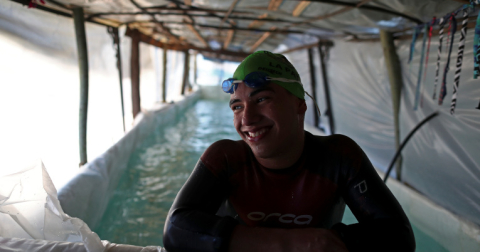 Sebastian Galleguillo entrena en la piscina de su casa, en Florencio Varela, Buenos Aires.