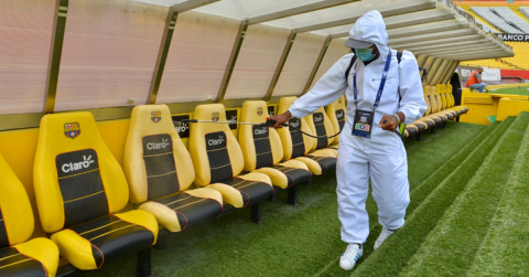 Una persona fumiga en el estadio de Barcelona de Guayaquil, para evitar contagios.