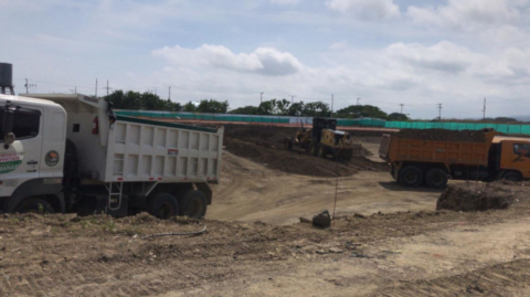 Maquinaria detenida en el terreno donde debía construirse el Hospital Básico de Pedernales, el 5 de junio de 2020.