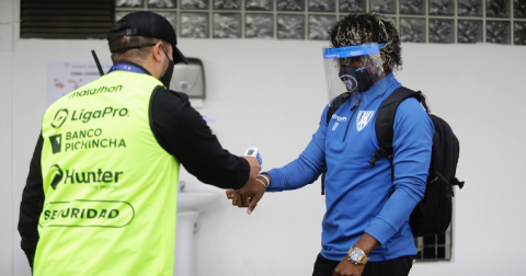 Ingreso de los jugadores de IDV al estadio de Liga con la revisión de temperatura.