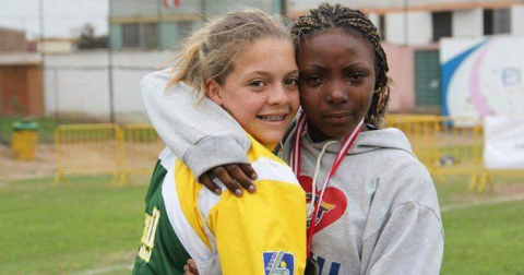 Dara junto a una deportista brasileña, en el sudamericano Sub 15 con Ecuador, en 2012.