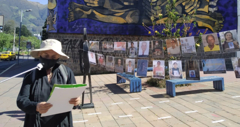 Clara Merino, presidenta del Comité Nacional de Víctimas, lee el manifiesto "A 10 años de la Comisión de la Verdad" en la Plaza de la Memoria de Quito, el 8 de junio de 2020