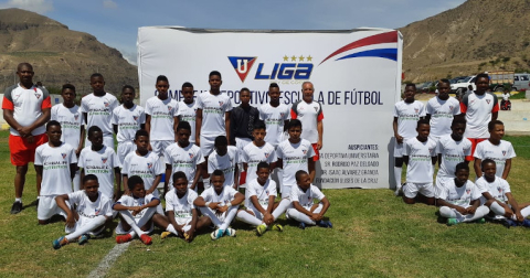 Fubolistas de la escuela de Liga en Piquiucho con el uniforme del equipo antes de un partido, en 2019.