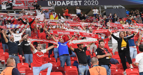 Aficionados del Bayern y Sevilla con bufandas alentando a sus equipos, el 24 de septiembre de 2020, en Hungría.