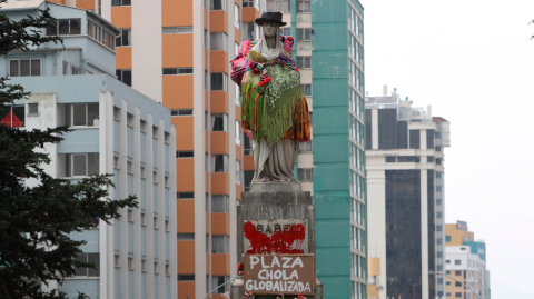 Activistas de grupos feministas lideradas por el colectivo Mujeres Creando vistieron el monumento de Isabel la Católica de "Chola", en La Paz, Bolivia, ademas de pintar de rojo la plaza que lleva el mismo nombre, el 12 de octubre de 2020.