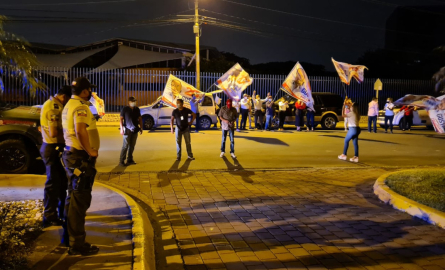 Simpatizantes del candidato presidencial Gustavo Larrea, afuera de la UEES, el 15 de enero de 2021.