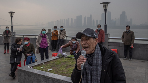 Un artista callejero en el muelle de Wuhan, el 23 de enero de 2021.