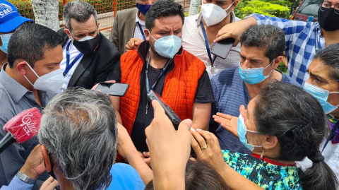 El presidente de la delegación del CNE en Guayas, John Gamboa, en un careo con el candidato presidencial de Pachakutik, Yaku Pérez, el 10 de febrero de 2021.