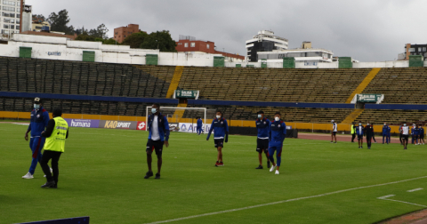 Los futbolistas de Olmedo caminan por la cancha del Atahualpa, el viernes 19 de febrero de 2021.