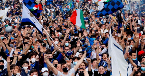 Los aficionados del Inter celebran en la Piazza del Duomo el título de la Serie A italiana.