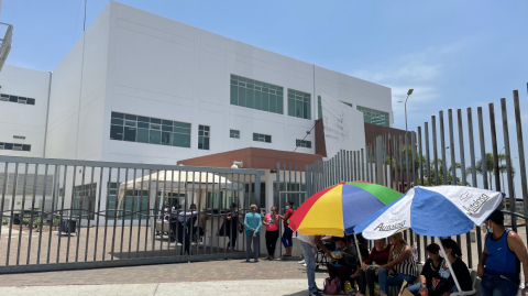 Familiares de reos heridos acampan afuera del Hospital Guasmo Sur, Guayaquil, 1 de octubre de 2021.