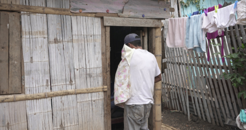 El abuelo ayuda a cuidar a la bebé de la adolescente que recién dio a luz. Guayaquil, 16 de agosto de 2022.