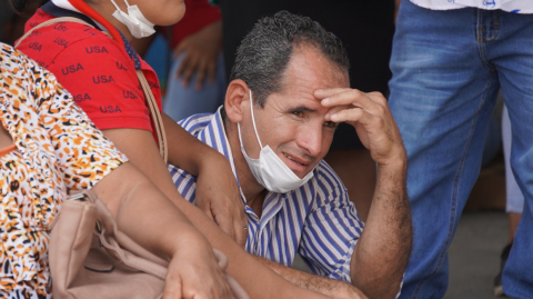 Familiares de personas privadas de libertad esperan por noticias en los exteriores de la Penitenciaría del Litoral. Guayaquil, 6 de octubre de 2022.