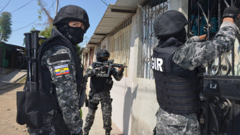 Policías patrullan el sector de Socio Vivienda 2, del distrito Nueva Prosperina, Guayaquil, 9 de septiembre de 2022.