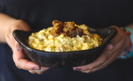 La gastronomía guayaquileña ofrece una variedad de platos hechos con mariscos y plátano verde, como éste que es un tigrillo con chicharrón.