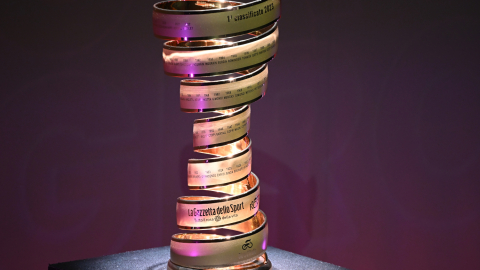 Imagen del trofeo senza fine, que se entrega al ganador de cada edición del Giro de Italia.