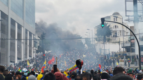 Los manifestantes se enfrentan con la Policía que custodia la Asamblea Nacional, el 8 de octubre de 2019.