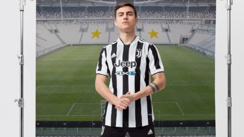 Pero el Martes 18 Dybala presentó la nueva camiseta de la Juventus y celebró 10 años de alianza con Jeep.