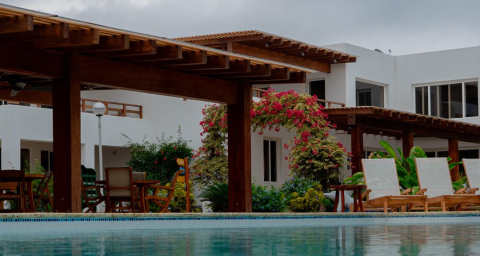 Vista hacia Hostería del Parque desde su piscina.