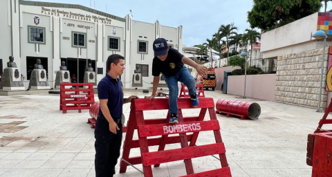 Participante de Bomberos Jr. atravesando un circuito de obstáculos.