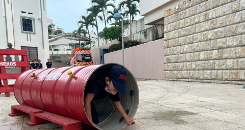 Participante de Bomberos Jr. atravesando un circuito de obstáculos.