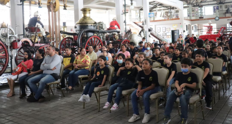 Padres y niños en el vacacional Bomberos Jr.