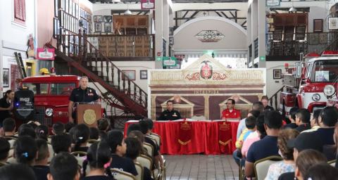 Padres y niños en el vacacional Bomberos Jr.