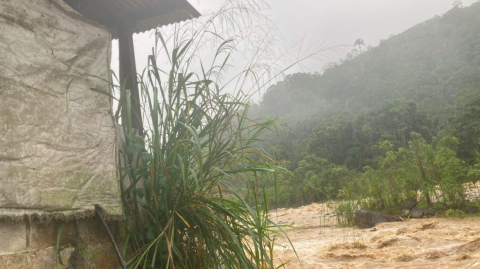 Casa en riesgo ante desbordamientos del río Dulcepamba, marzo de 2023.