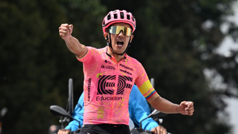 Richard Carapaz del Team EF celebra su victoria al final de la quinta etapa del Tour Colombia UCI 2024.