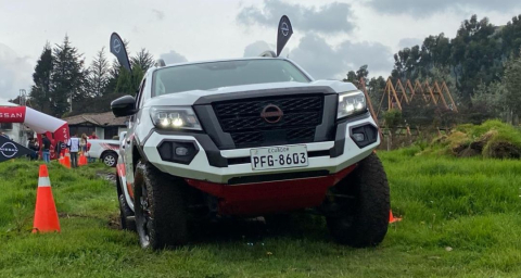 Imagen camioneta Nissan Frontier de 8va generación en evento Reto Nissan Frontier 