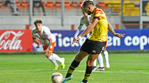 Francisco Fydriszewski de Barcelona SC en el partido contra Cobresal de Chile. 