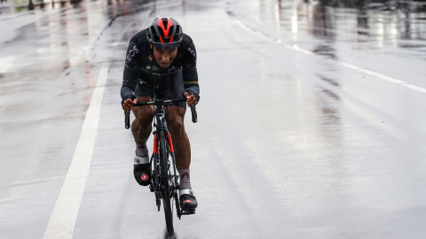 El ciclista ecuatoriano del Team Ineos Grenadiers, Jhonatan Narváez, lidera la carrera durante la 12ª etapa del Giro de Italia 2020