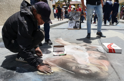 Un artista callejero pinta en una de las calles de Loja.