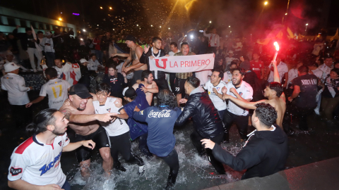 Los hinchas de Liga ya se bañan en la pileta de la Universidad Central, el 17 de diciembre de 2023. 