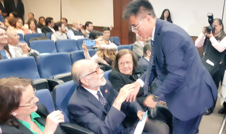 El 17 de enero recibió un homenaje en la PUCE al cumplir 60 años como graduado de la Faculta de Jurisprudencia.